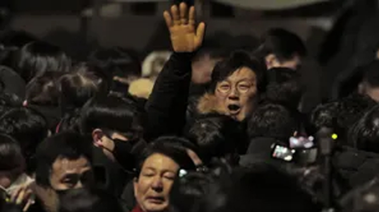 Clashes as S. Korean investigators attempt to arrest President Yoon