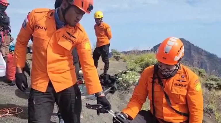 Indonesia rescuers try to reach Brazilian after fall at volcano